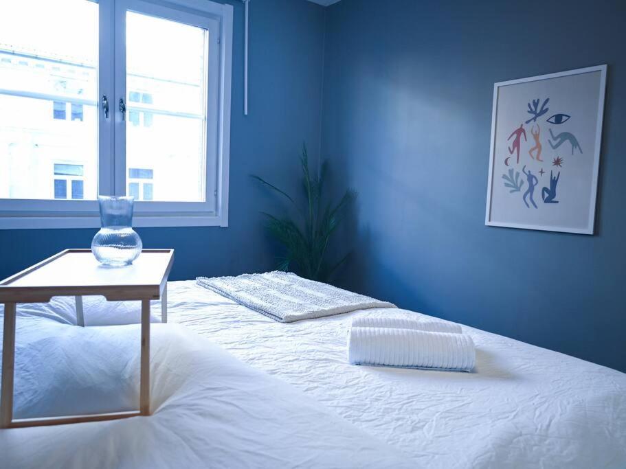 Live In A Stylish In The Center Of *
